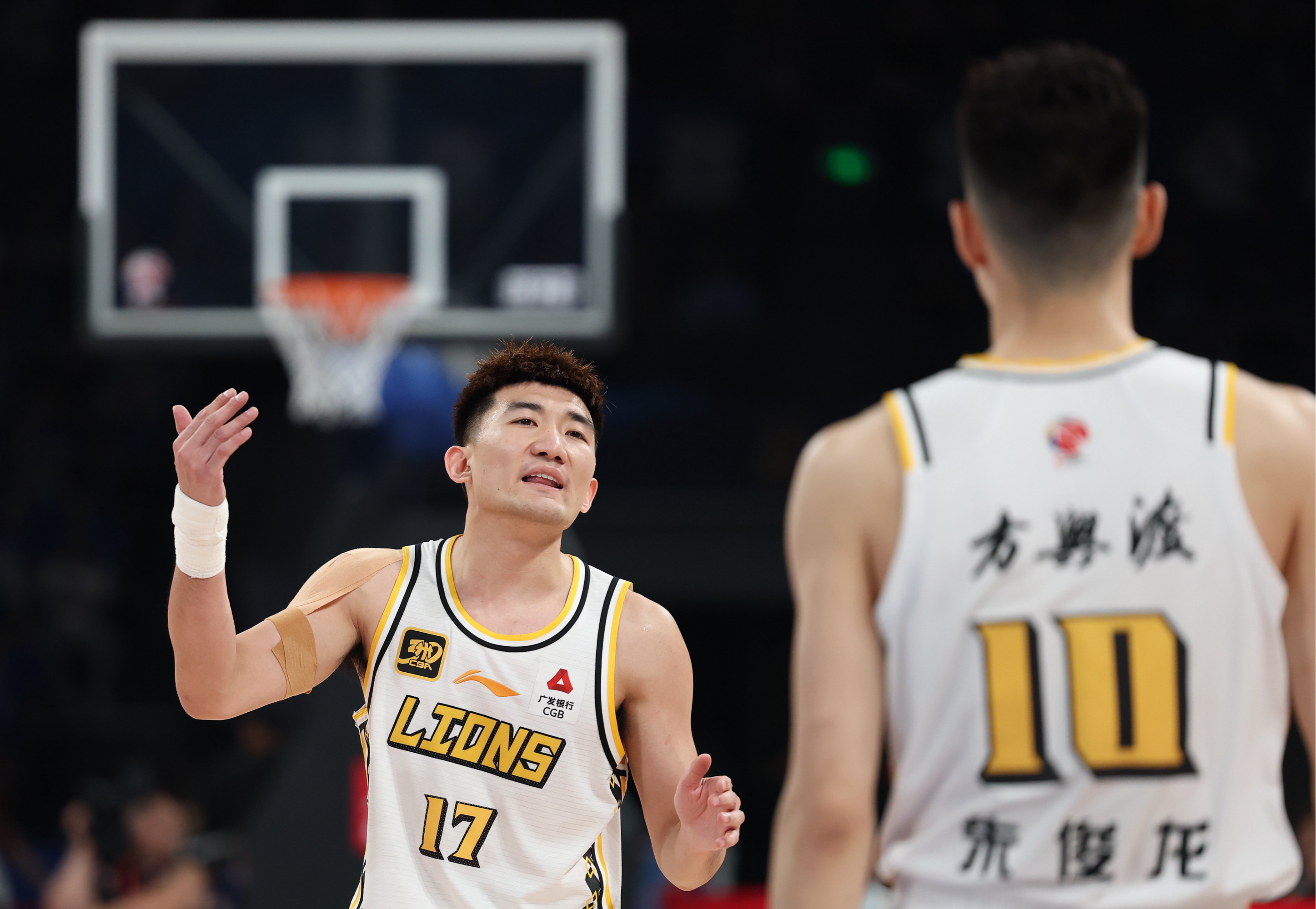 包含山东男篮迎NBA总决赛关键赛，集结日状态回暖，媒体盛赞，身体对抗强度拉满的词条