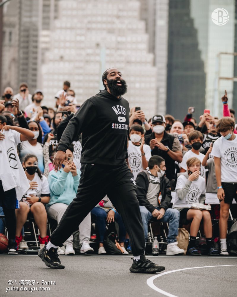 包含多特蒙德训练开放日，冲刺阶段状态回暖引欢呼，英超在即，更衣室氛围转暖的词条