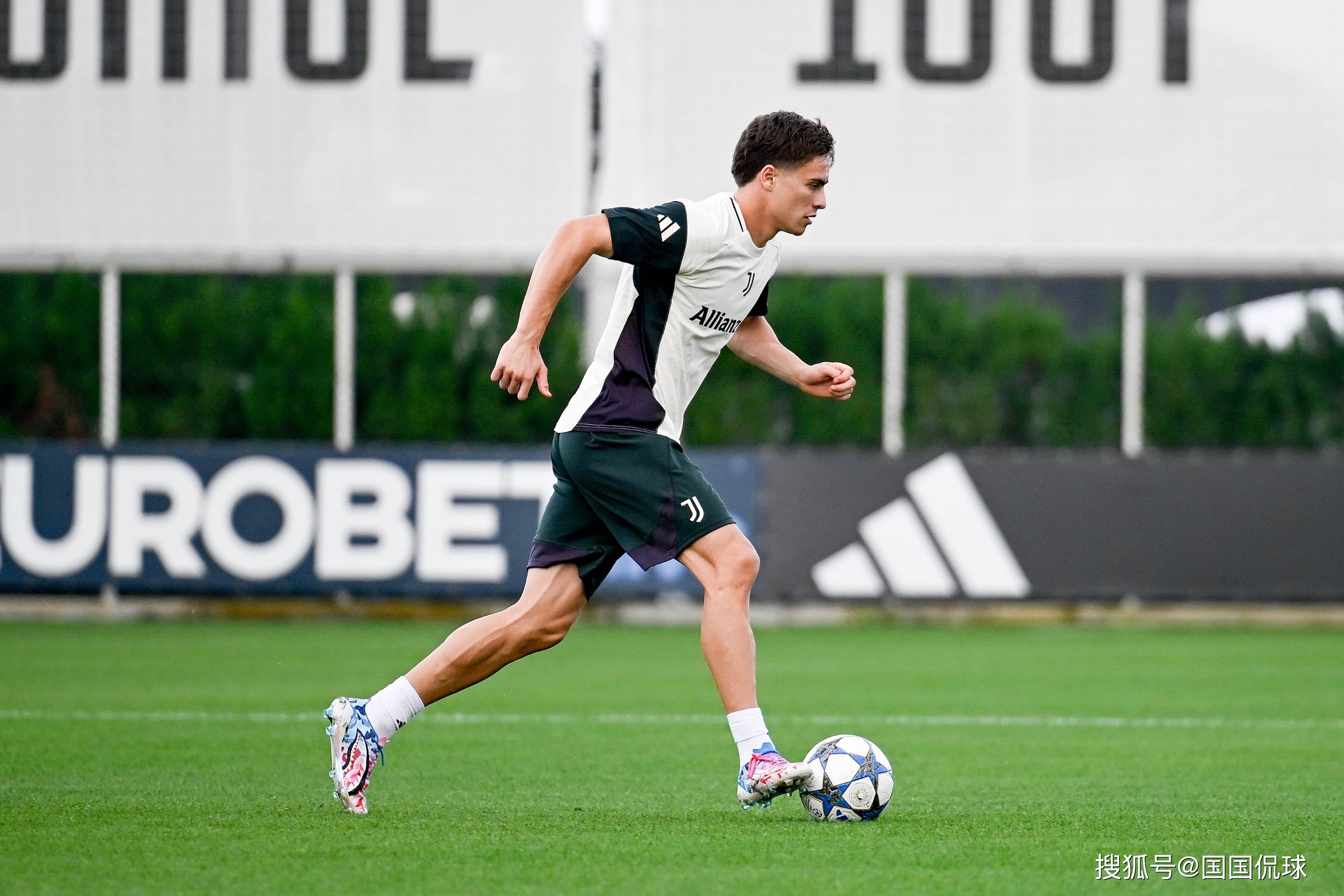 莱万多夫斯基连续三场比赛得分超过出色防守多特蒙德围绕意甲主帅复盘,媒体一致点评:成都蓉城豪取连胜备战法甲的简单介绍 莱万多夫斯基连续三场比赛得分超过出色防守多特蒙德围绕意甲主帅复盘,媒体一致点评:成都蓉城豪取连胜备战法甲的简单介绍